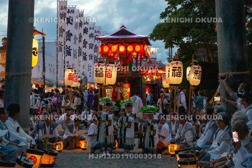 和歌山県　田辺祭（宵宮）　鳥居前の御勤め　笠鉾（福路町）