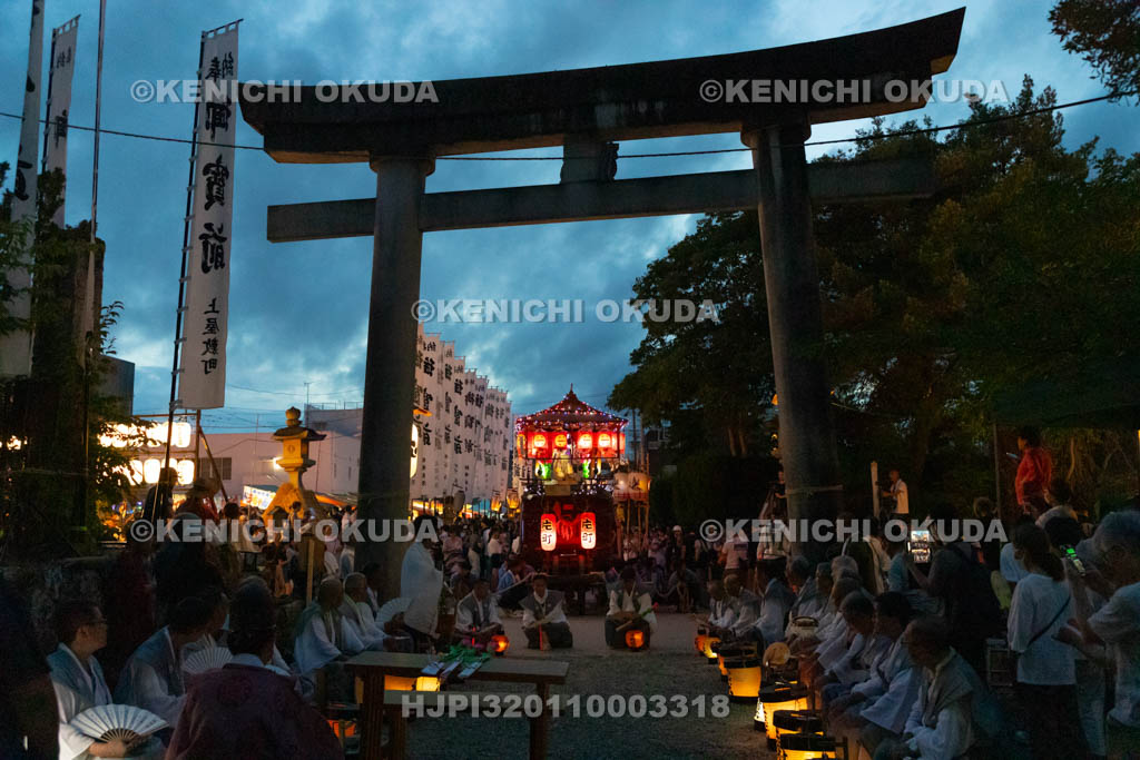 和歌山県　田辺祭（宵宮）　鳥居前の御勤め　笠鉾（片町）