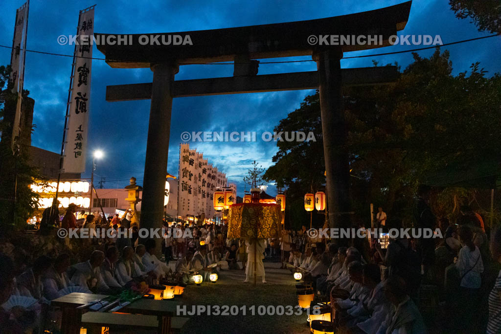 和歌山県　田辺祭（宵宮）　鳥居前の御勤め　衣笠