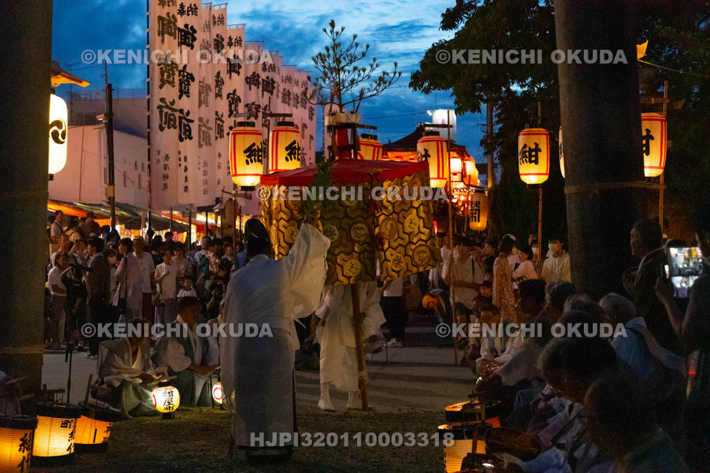 和歌山県　田辺祭（宵宮）　鳥居前の御勤め　衣笠