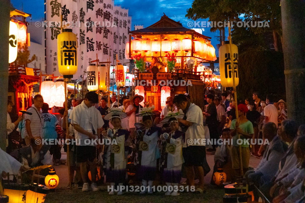 和歌山県　田辺祭（宵宮）　鳥居前の御勤め　笠鉾（栄町）