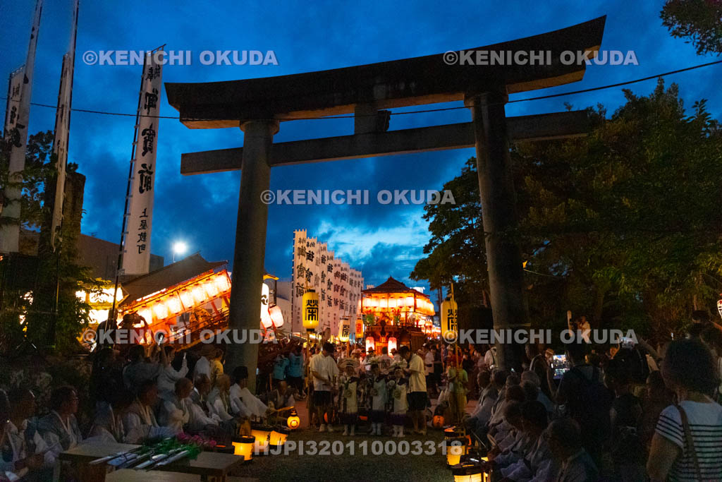 和歌山県　田辺祭（宵宮）　鳥居前の御勤め　笠鉾（栄町）
