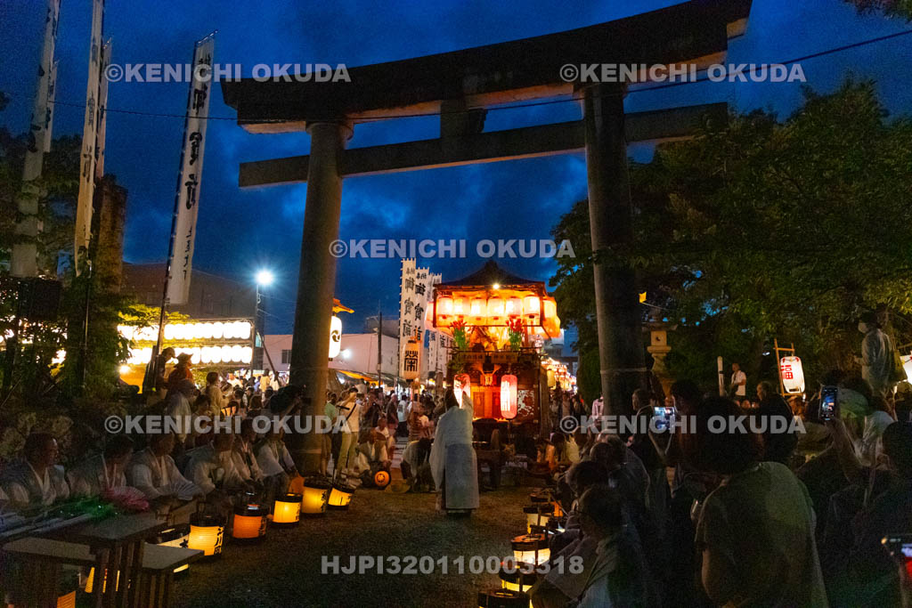 和歌山県　田辺祭（宵宮）　鳥居前の御勤め　笠鉾（栄町）