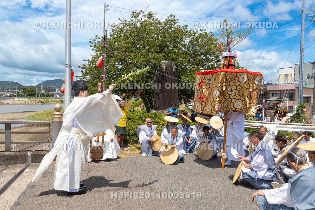 和歌山県　田辺祭（本祭）　七度半のお勤め（潮垢離）　衣笠