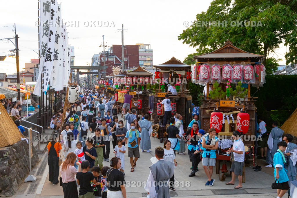 和歌山県　田辺祭（本祭）　笠鉾　鳥居前参道曳き揃え
