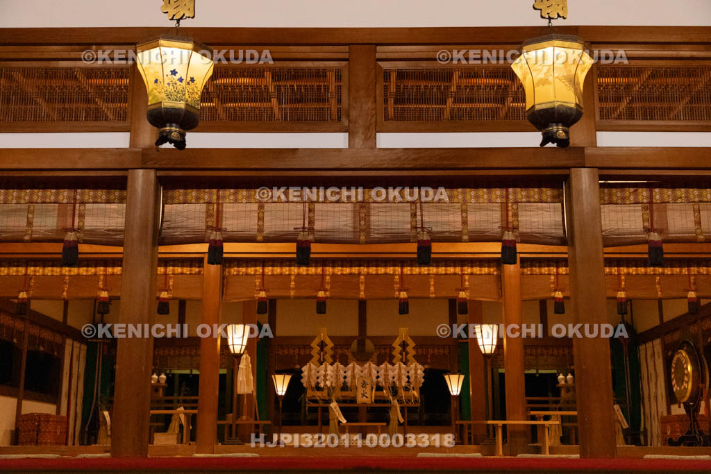 三重県　桑名石取祭　桑名宗社 (春日神社)　拝殿の御幣と献石