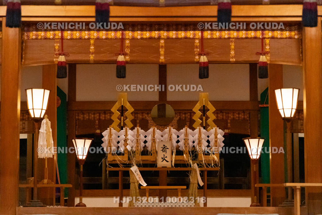 三重県　桑名石取祭　桑名宗社 (春日神社)　拝殿の御幣と献石