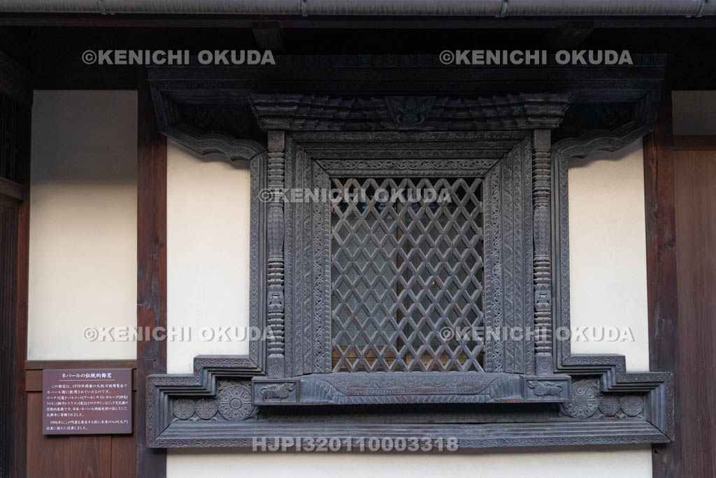 奈良県　元興寺　ネパールの伝統的飾窓