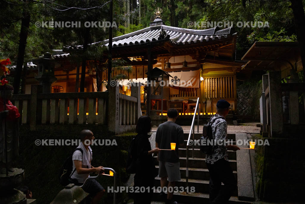 奈良県　生駒聖天お彼岸万燈会　お練り（大師堂前）
