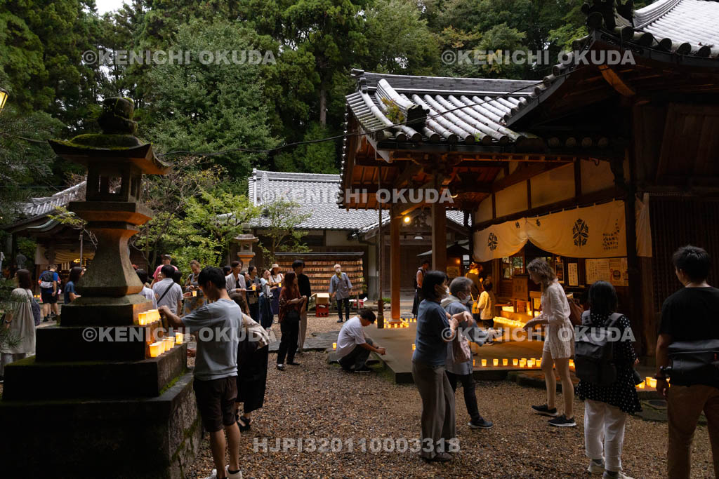 奈良県　生駒聖天お彼岸万燈会　にぎわう境内（奥の院本堂前）