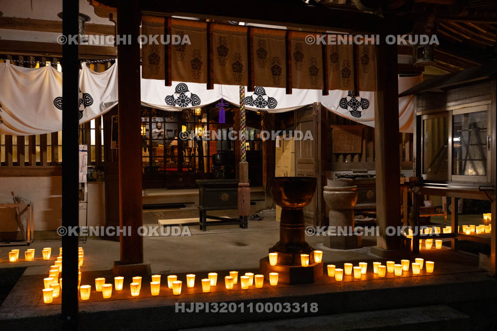 奈良県　生駒聖天お彼岸万燈会　大師堂と燈明