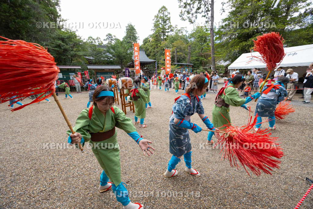 奈良県　大和神社　秋の大祭　紅しで踊り