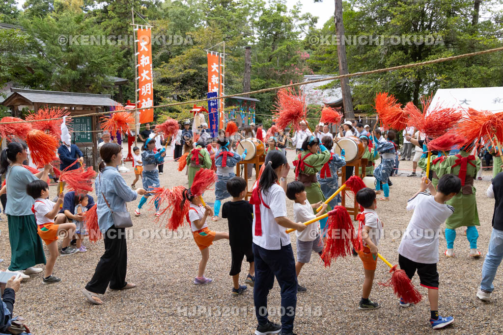 奈良県　大和神社　秋の大祭　紅しで踊り