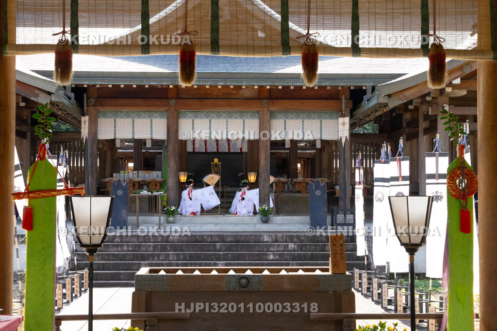 奈良県　吉野神宮　秋の大祭　神楽奉奏（浦安の舞）