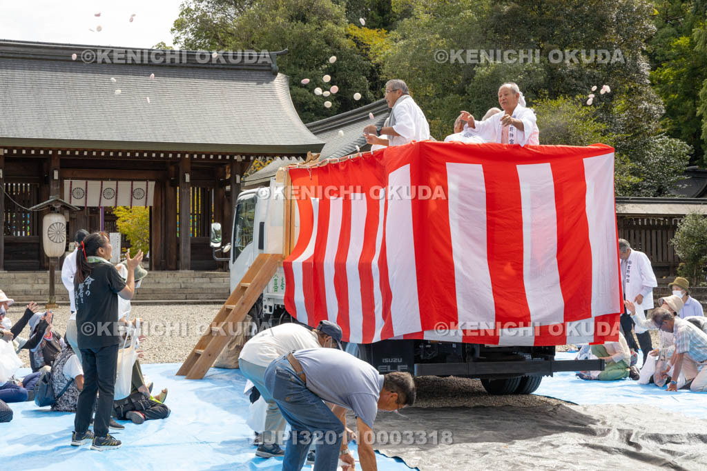 奈良県　吉野神宮　秋の大祭　餅撒き