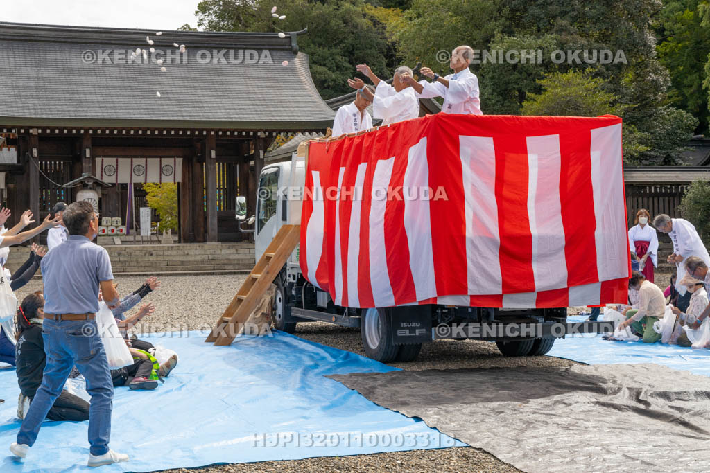 奈良県　吉野神宮　秋の大祭　餅撒き