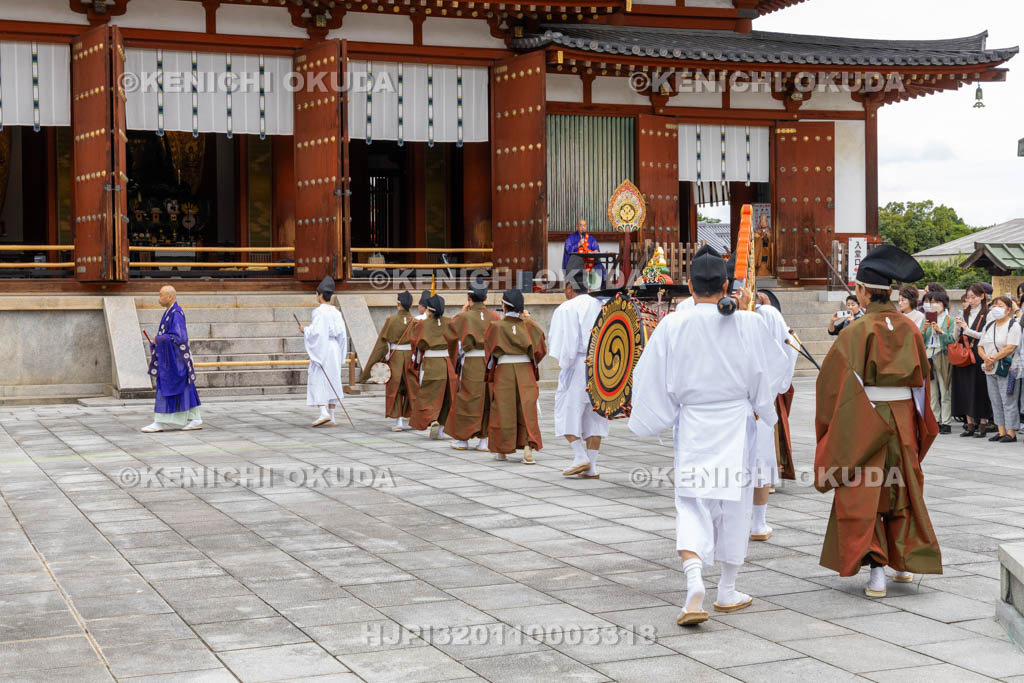 奈良県　薬師寺　天武忌・大般若経転読法要　参進
