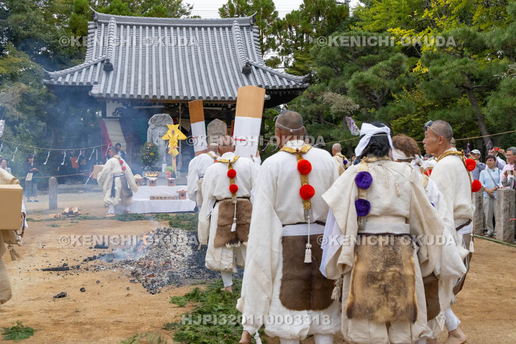奈良県　薬師寺　天武忌・火渉三昧