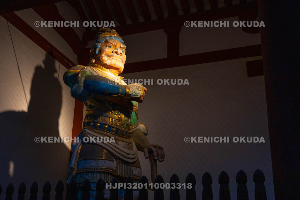 奈良県　薬師寺　中門　二天王像（持国天）