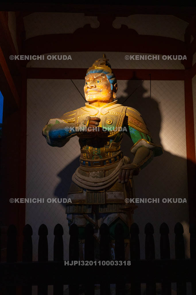 奈良県　薬師寺　中門　二天王像（持国天）