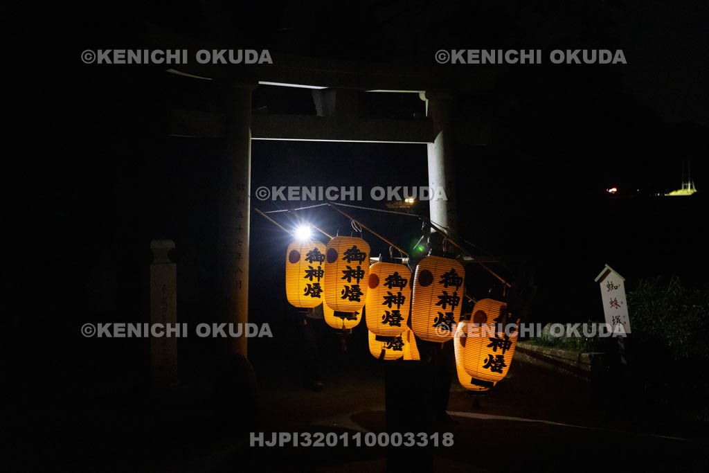 奈良県　葛城一言主神社　座講祭　宵宮祭　ススキ提灯奉納