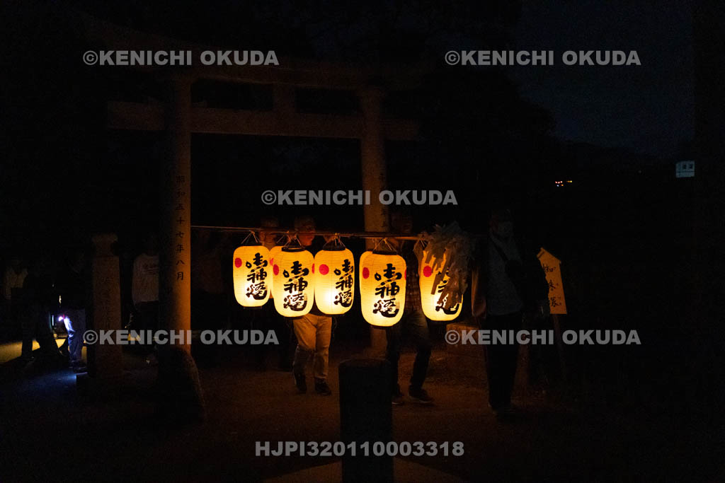 奈良県　葛城一言主神社　座講祭　宵宮祭　ススキ提灯奉納