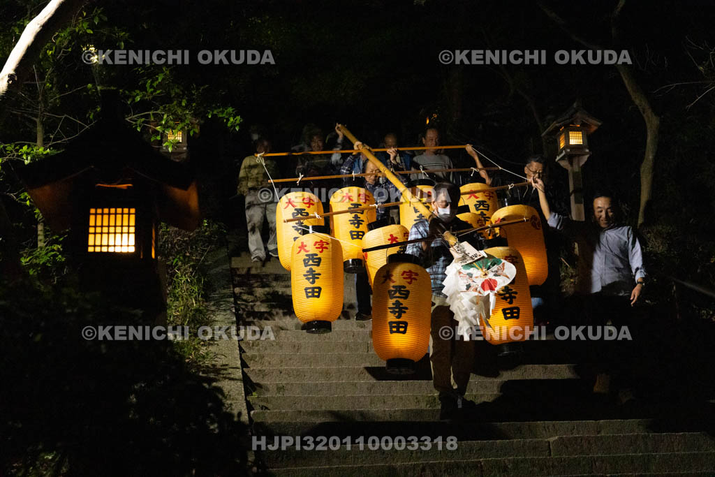 奈良県　葛城一言主神社　座講祭　宵宮祭　ススキ提灯奉納