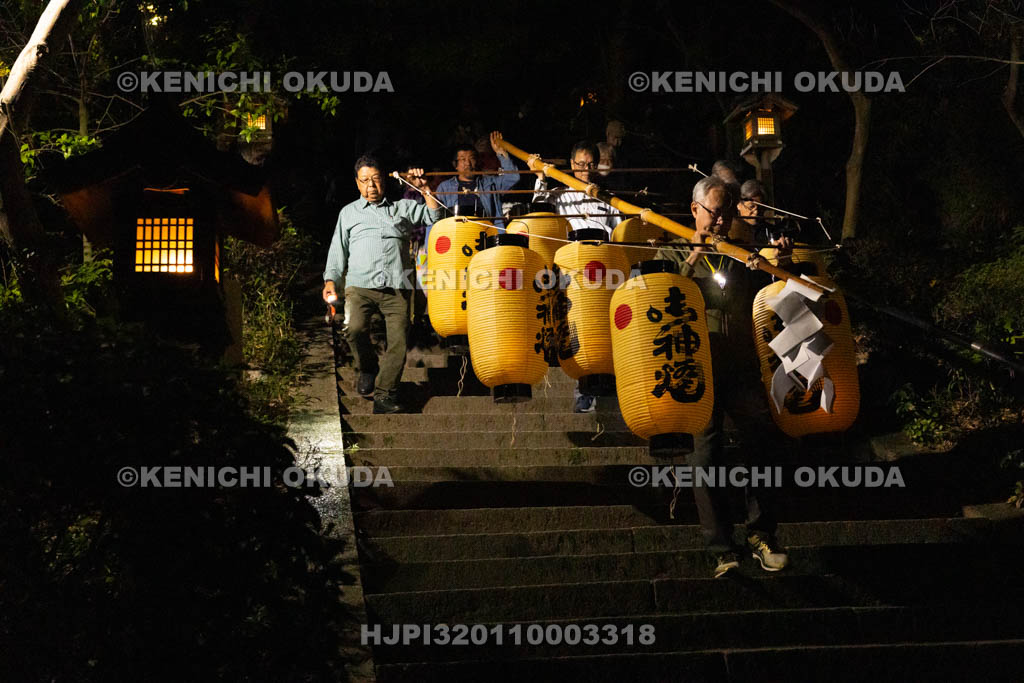 奈良県　葛城一言主神社　座講祭　宵宮祭　ススキ提灯奉納