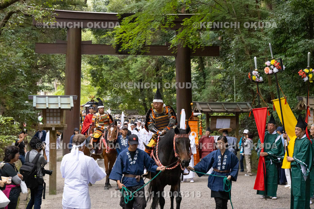 奈良県　石上神宮　ふるまつり　渡御行列進発