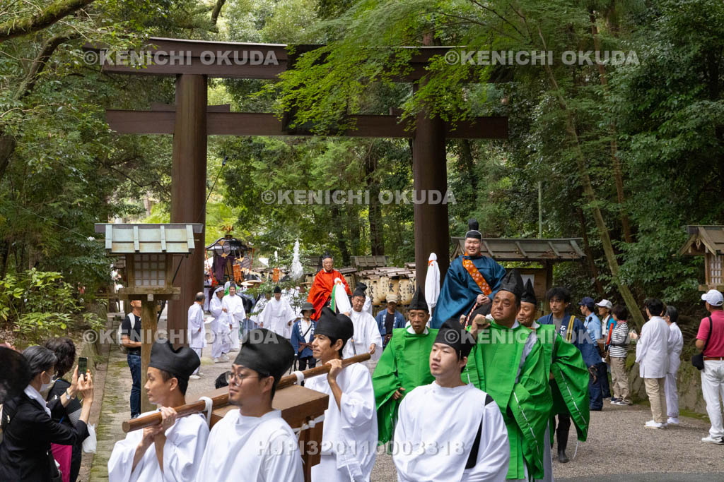 奈良県　石上神宮　ふるまつり　渡御行列進発