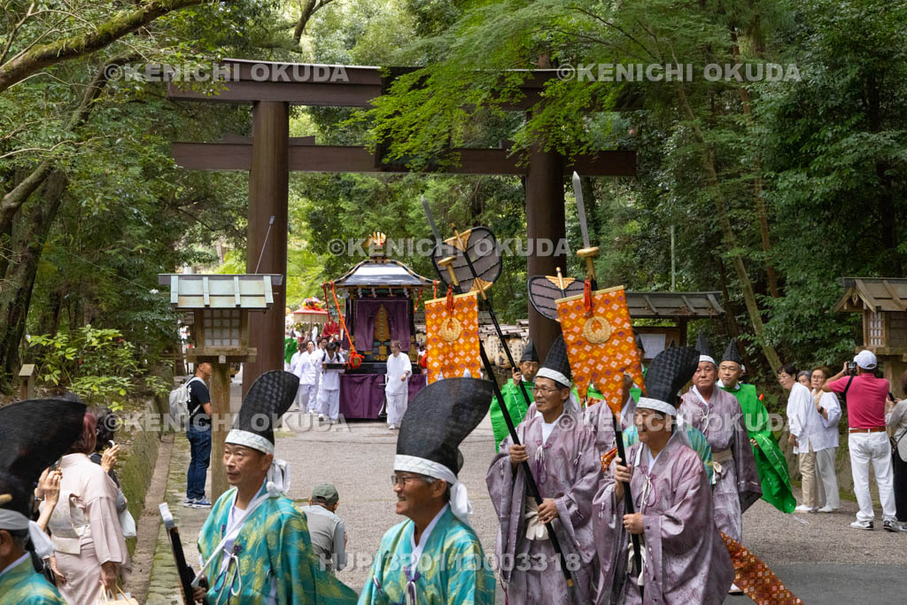 奈良県　石上神宮　ふるまつり　渡御行列進発