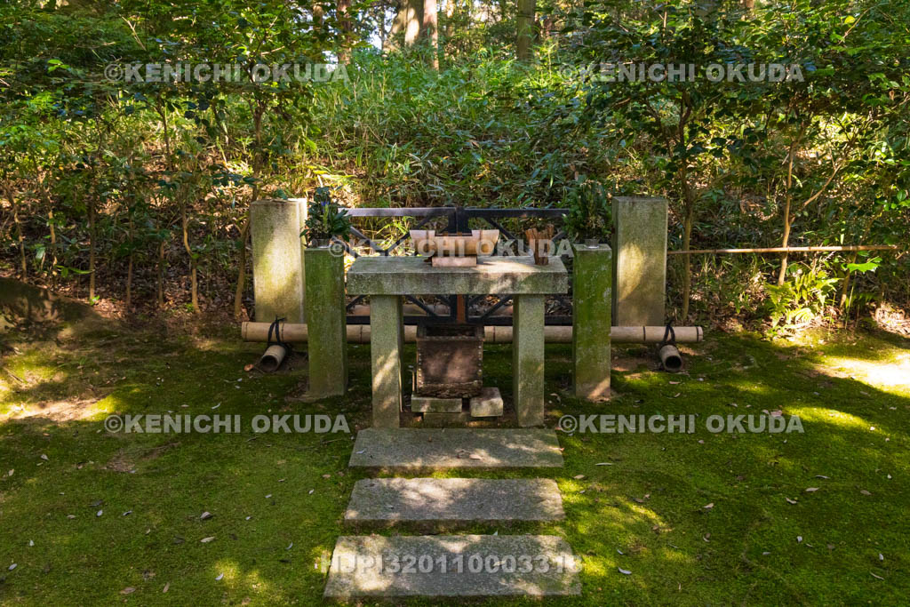 奈良県　竹林寺　行基墓