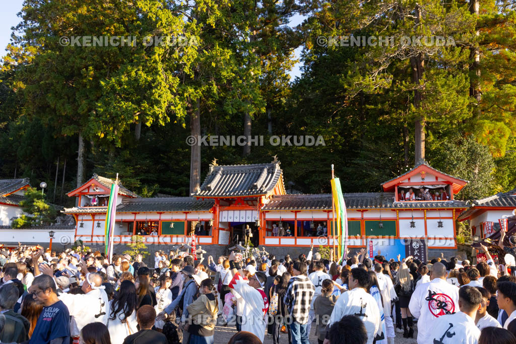奈良県　墨坂神社　秋季大祭　御供まき（餅まき）