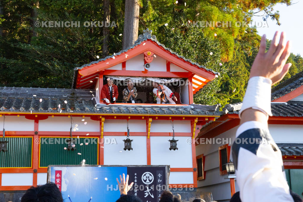 奈良県　墨坂神社　秋季大祭　御供まき（餅まき）