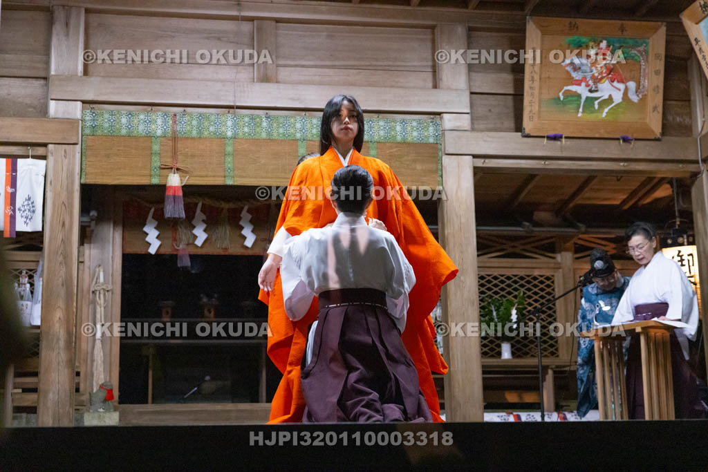 奈良県　等彌神社　十二単公開着装