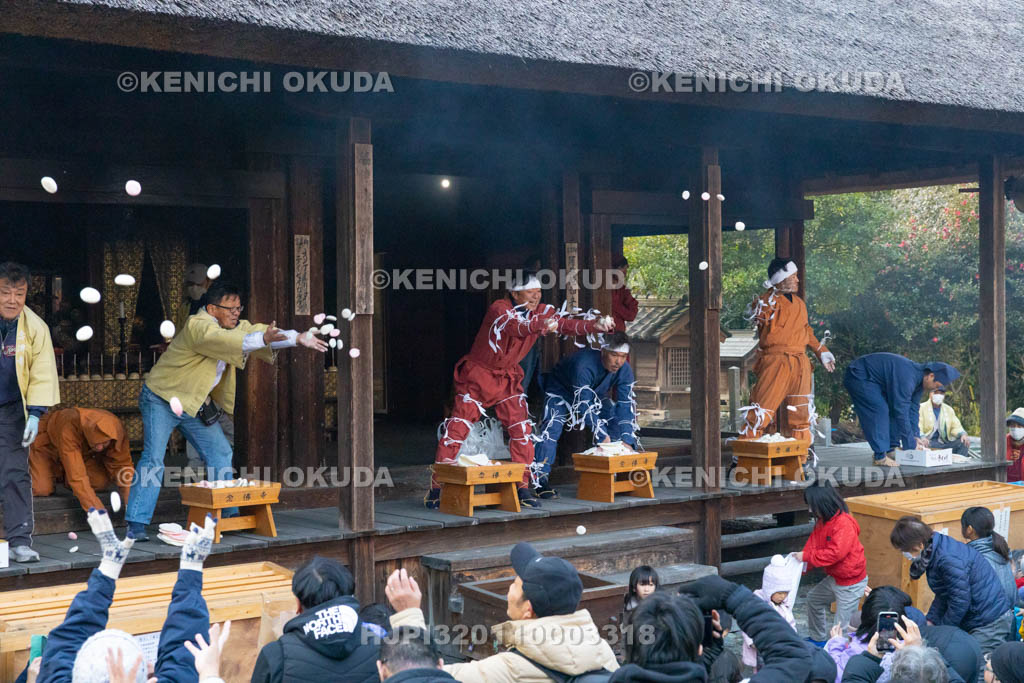 奈良県　念仏寺　陀々堂の鬼はしり　福餅まき
