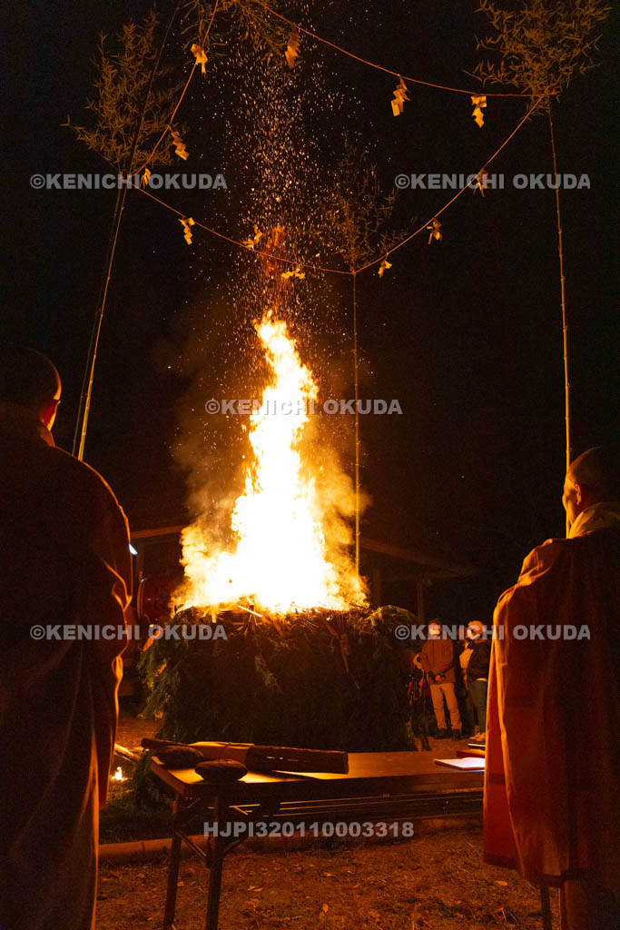 奈良県　念仏寺　陀々堂の鬼はしり　柴灯護摩供