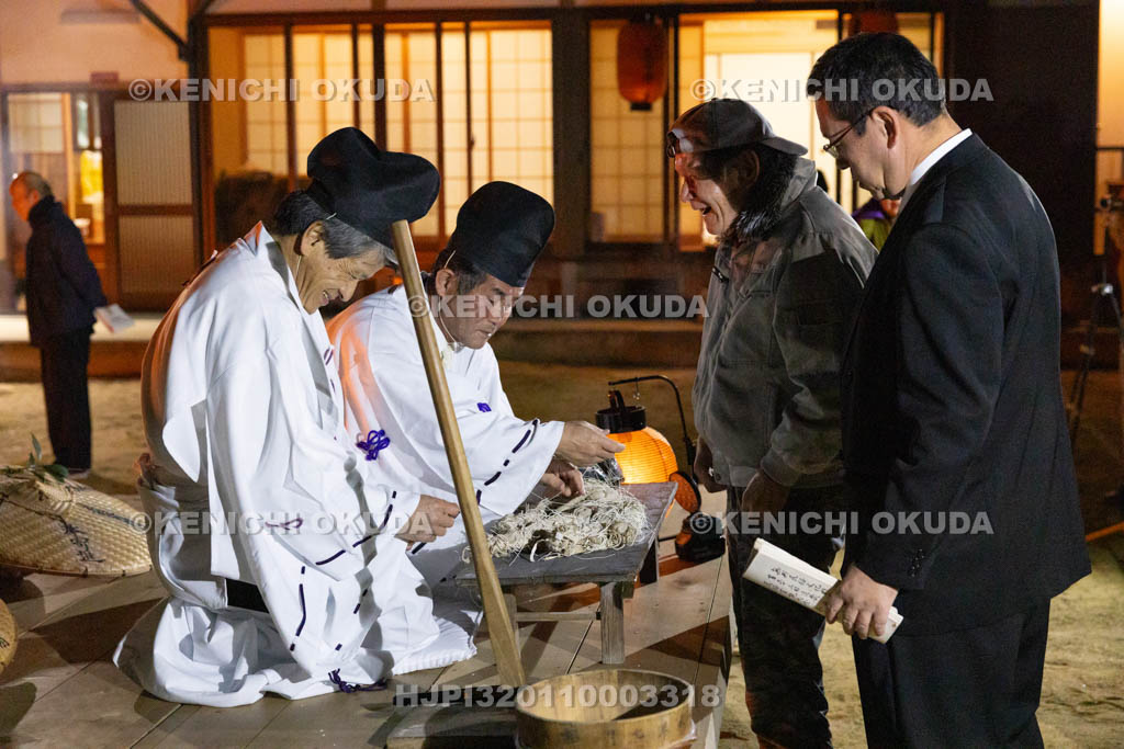 奈良県　平尾のオンダ　若宮さんのこよりを持ち帰る人々
