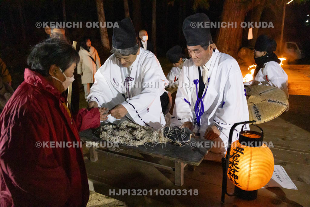 奈良県　平尾のオンダ　若宮さんのこよりを持ち帰る人