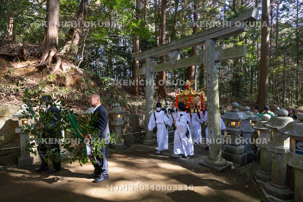 奈良県　笠山荒神社　新春荒神大祭　神輿渡御