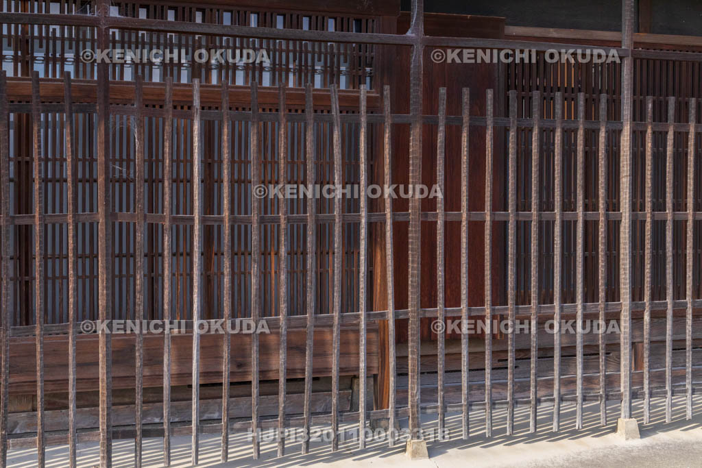 奈良県　五條新町　柿本家住宅　駒寄せと格子窓