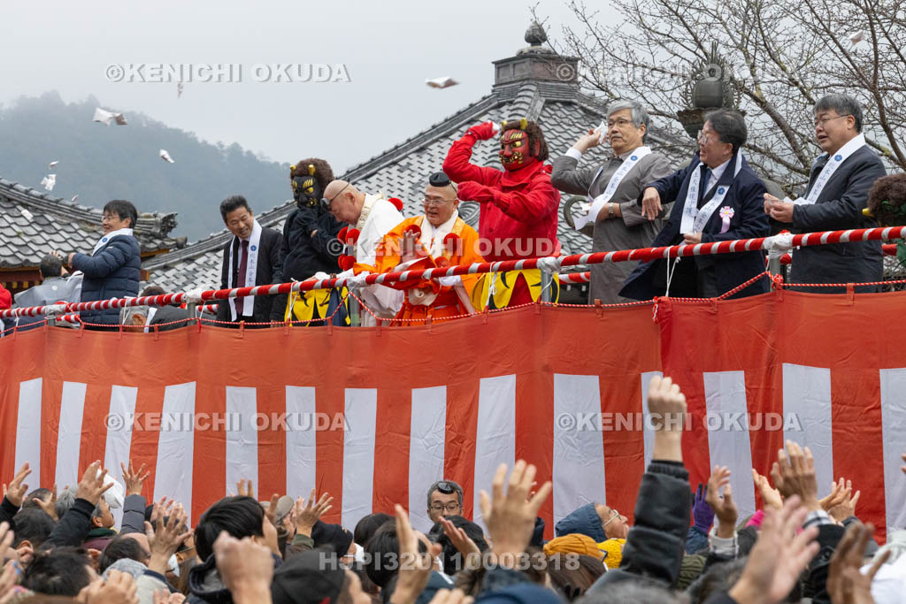 奈良県　金峯山寺　節分会　福豆まき