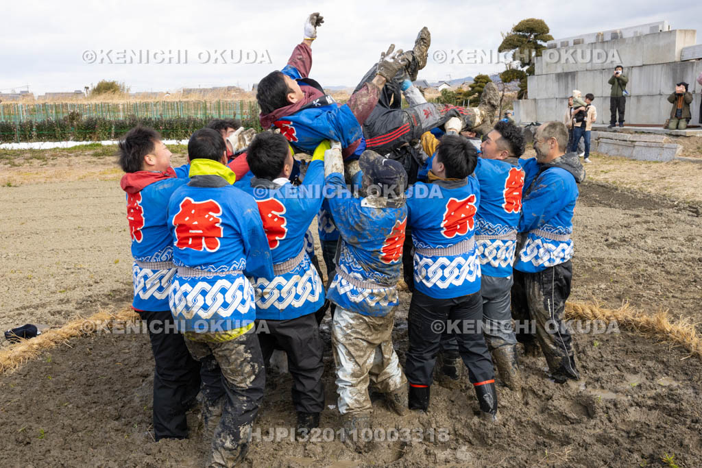 奈良県　江包・大西の御綱　相撲場の胴上げ