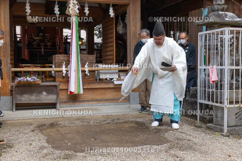 奈良県　楢神社　御田祭り　籾撒き