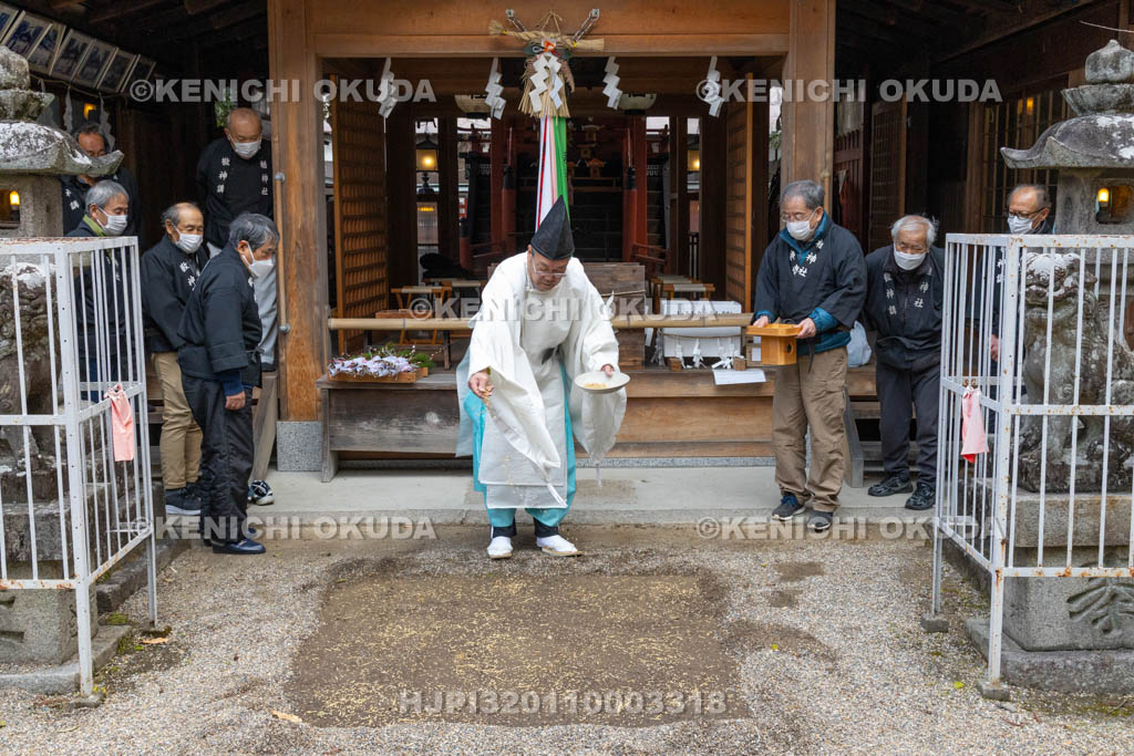 奈良県　楢神社　御田祭り　籾撒き