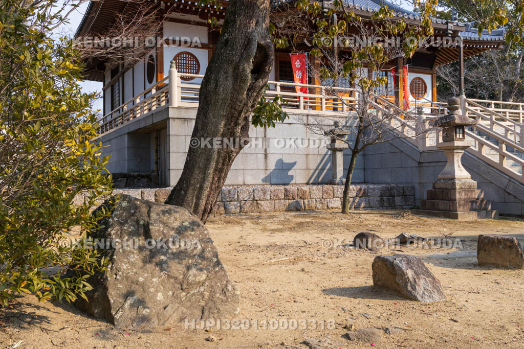 奈良県　達磨寺　本堂と問答石（太子石）