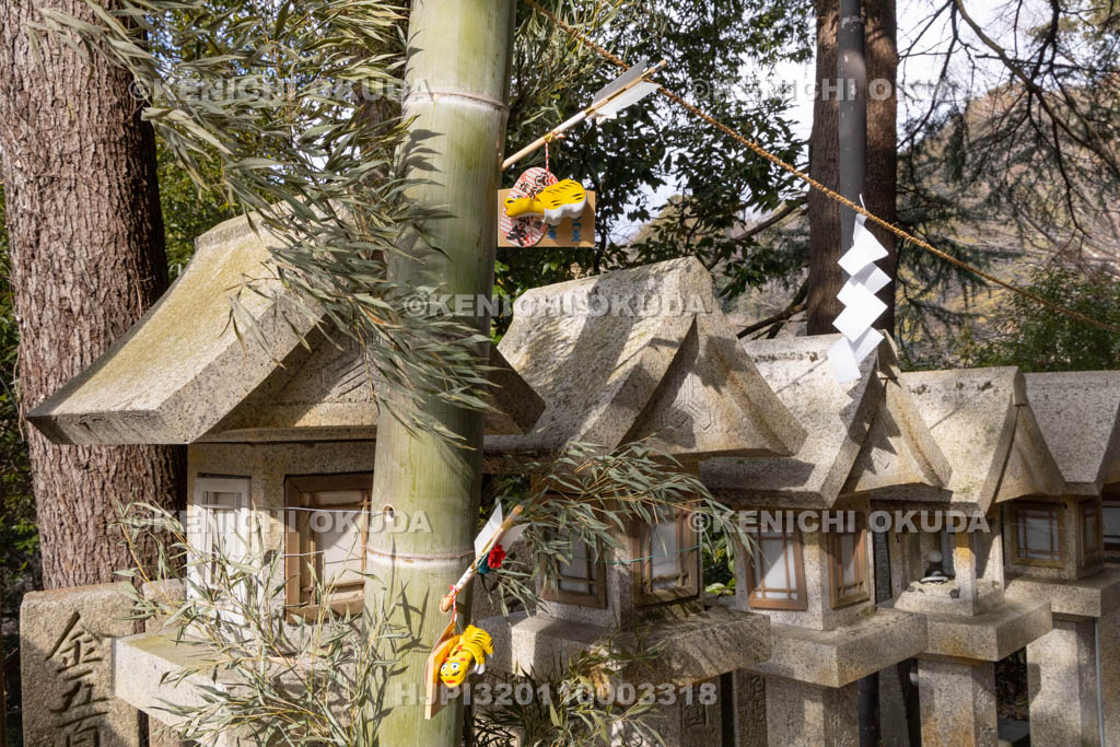 奈良県　信貴山寅まつり　当り矢と灯ろう