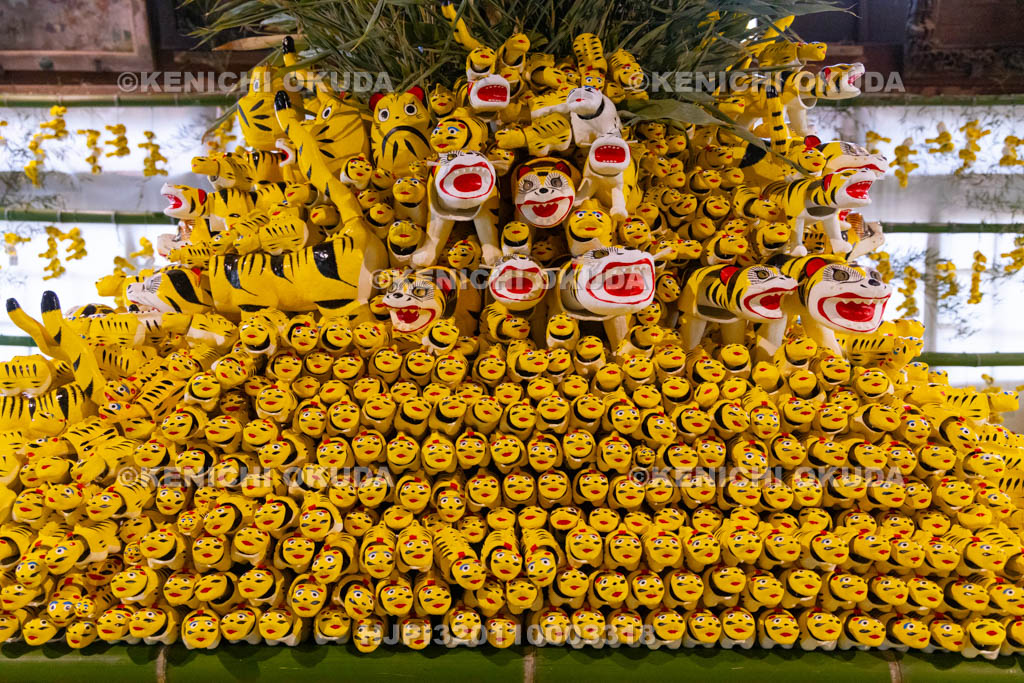 奈良県　信貴山寅まつり　特別祭壇　張り子の寅