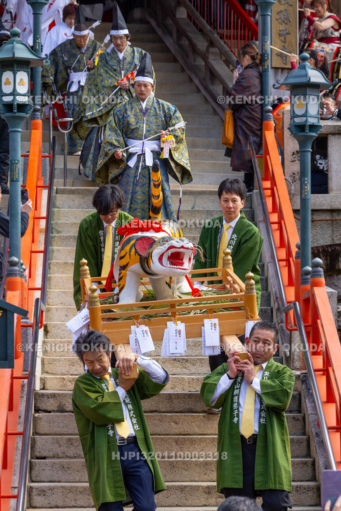 奈良県　信貴山寅まつり　寅行列