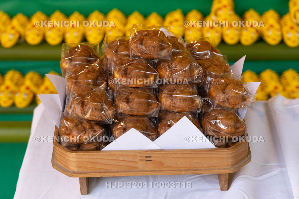 奈良県　信貴山寅まつり　納め寅供養　お供えの「寅まんじゅう」